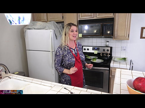 ❤️ Stepmom Mëllech him an der Kichen virun sengem Datum ❤ Fuckvideo op lb.np64.ru